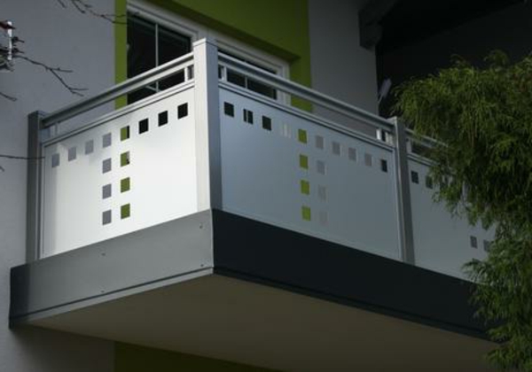 modernes-Geländer-für-einen-Balkon