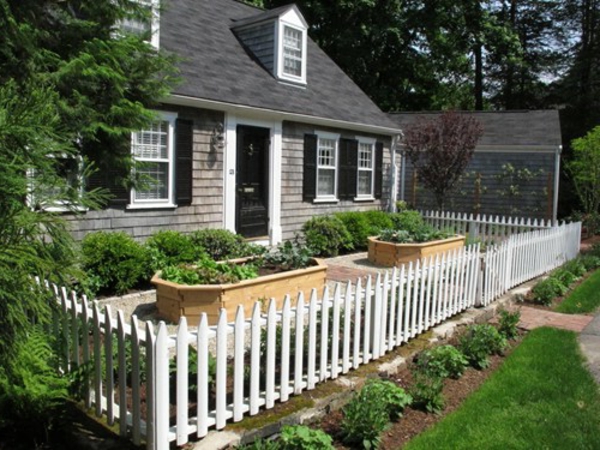 Gartendesign-niedriger-hölzerner-Zaun--in-Weißer-Farbe