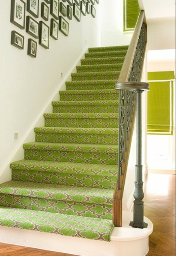 olivgrünr-Teppich-auf-der-Treppe-legen