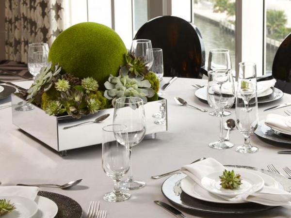 originelle-Tischdekoration-in-Grün-und-Weiß-Pflanzen
