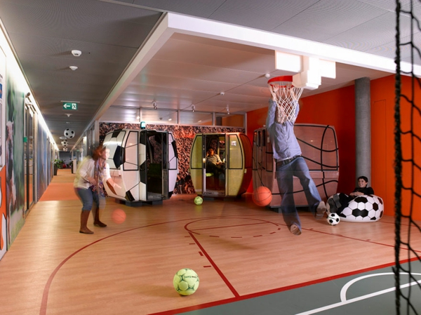 originelle-büroräume-halle-für-sport - basketball