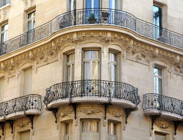 ovales-Geländer-für-einen-Balkon