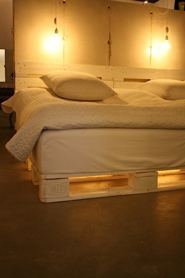 romantische-atmosphäre-in-einem-schlafzimmer-mit-bett-aus-paletten