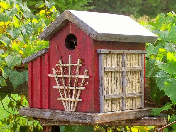 rote-Vogel-Futterhäuser-aus-Holz-gestalten
