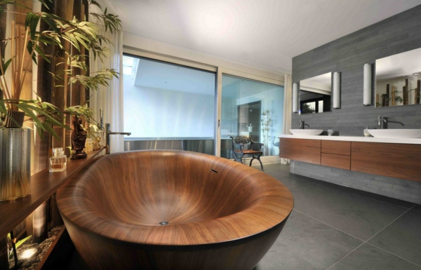 runde-Badewanne-aus-Holz-im-Badezimmer