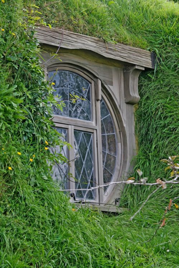 rundes-Fenster-vom-draußen-Holz