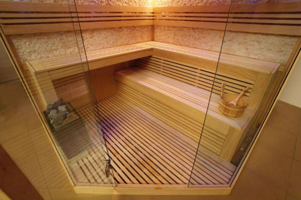 sauna-mit-glasfront-aus-holz