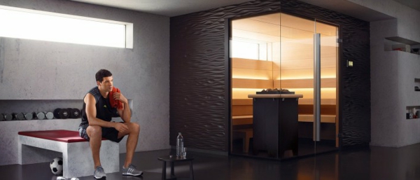 sauna-mit-glasfront-ein-schöner-mann-daneben