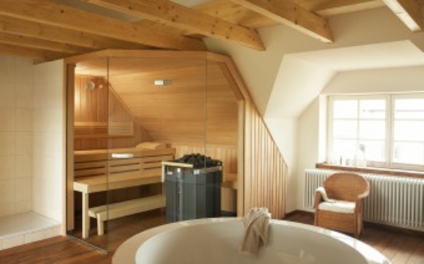 sauna-mit-glasfront-im-großen-zimmer