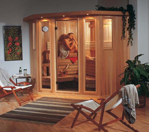 sauna-mit-glasfront-zwei-liegestühle-daneben