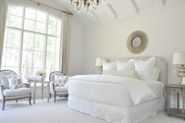 schickes-Schlafzimmer-mit-weißem-Teppich-Design-Idee