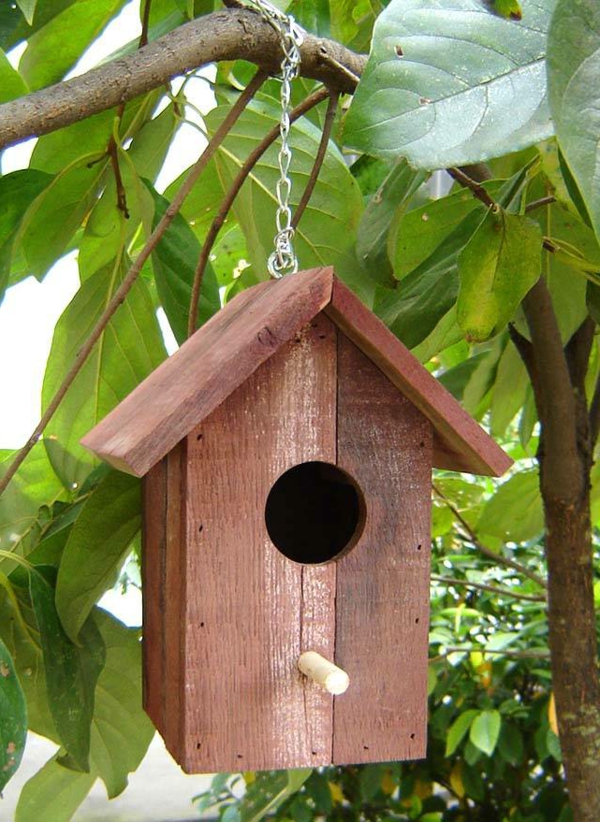 schlichte-Vogel-Futterhäuser-aus-Holz-Design