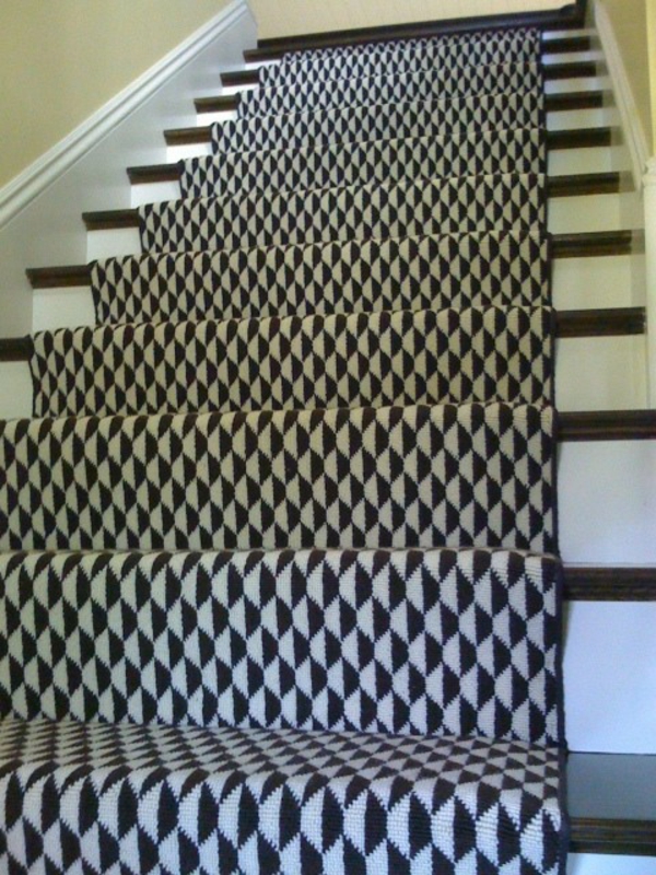 schwarz-weißer-teppich-für-die-treppen