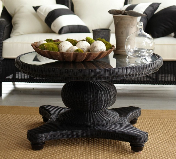 schwarzer-couchtisch-großzügiges-design - sofa in weiß und schwarz