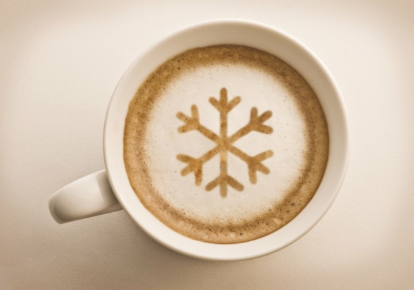 schöne-Dekoration-aus-Kaffeeschaum-Schneeflocke