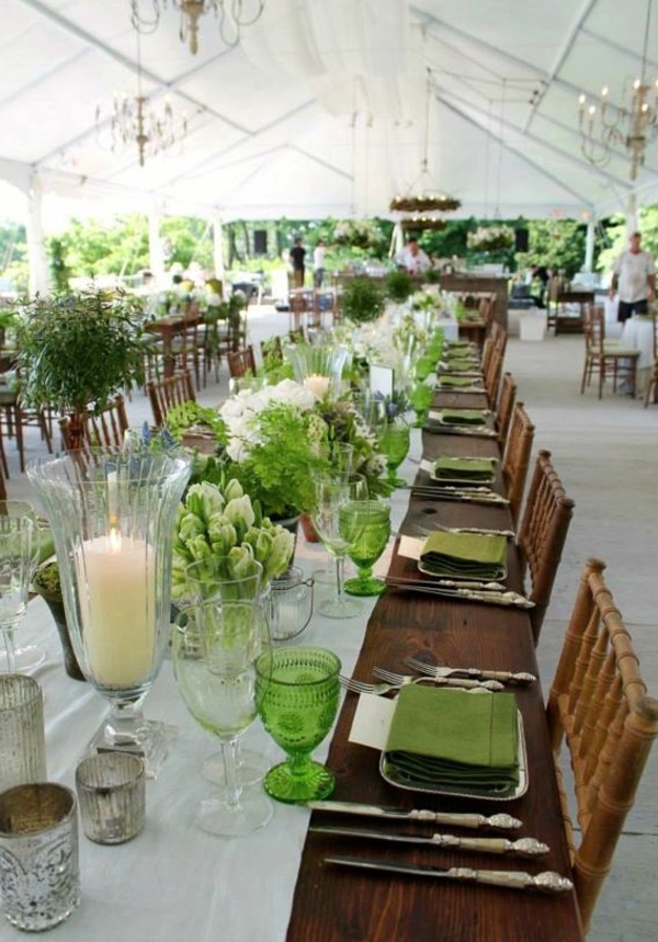 schöne-Tischdekoration-in-Weiß-und-Grün