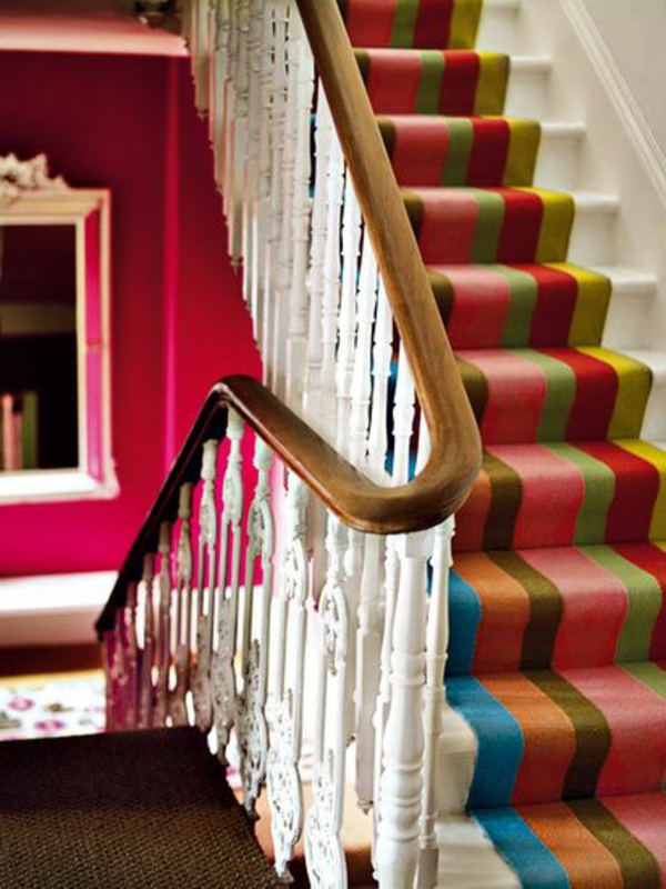 Interior-schöne-Treppe-Teppich-viele-Farben