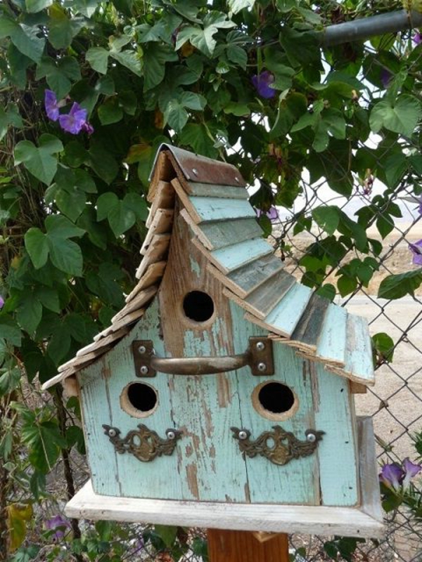 schöne-Vogel-Futterhäuser-selber-machen-aus-Holz