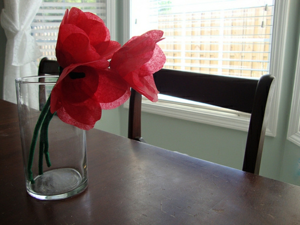 schöne-rosige-tulpe-selber-gemacht - auf einem hölzernen tisch