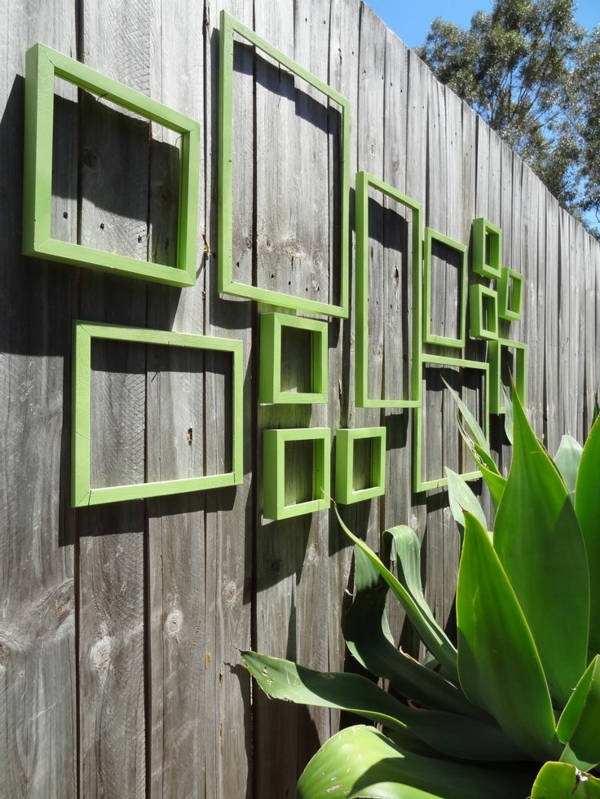wunderbarer-Gartenzaun-mit-grünen-Rahmen