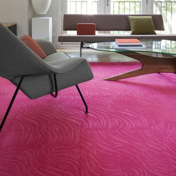 schöner-Teppich-in-Farbe-Rosa-im-Wohnzimmer