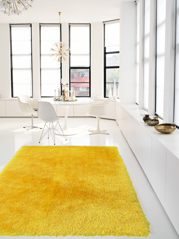 schöner-Teppich-in-Gelb-weißes-Zimmer