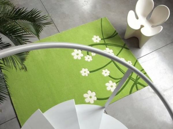 schöner-Teppich-in-Grün-mit-weiß