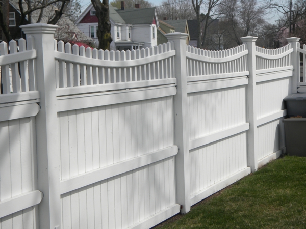 schöner-Zaun-aus-Holz-in-weißer-Farbe-Gartengestaltung