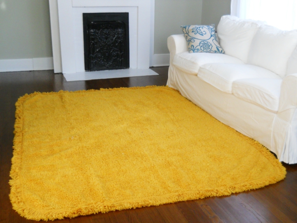 schöner-gelber-Teppich-im-Wohnzimmer-Designidee