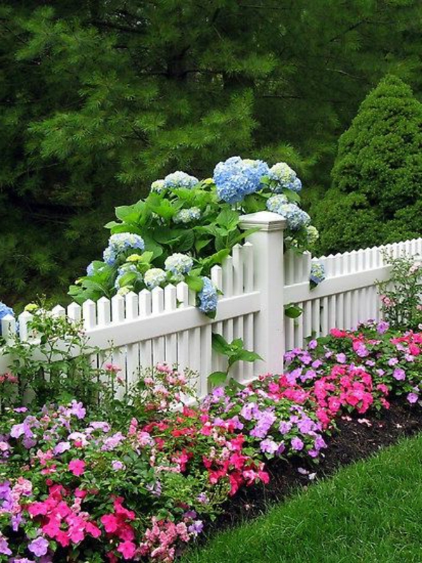 wunderbarer-hölzerner-Gartenzaun-in-weißer-Farbe