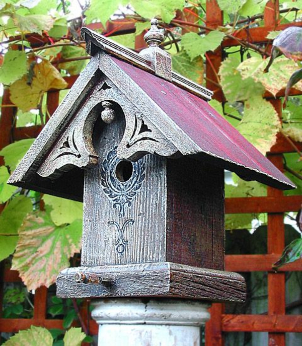 schönes-Futterhaus-für-Vogel-aus-Holz