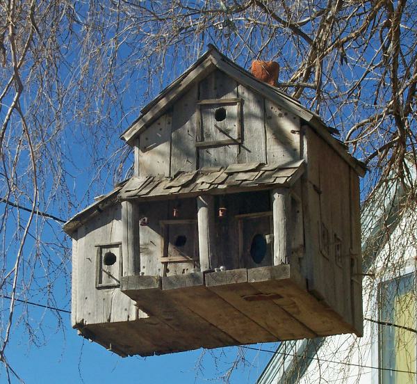 schönes-Vogel-Futterhaus-aus-Holz-selber-basteln