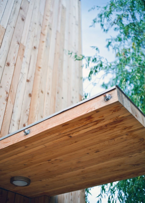 schönes-Vordach-aus-Holz-Idee