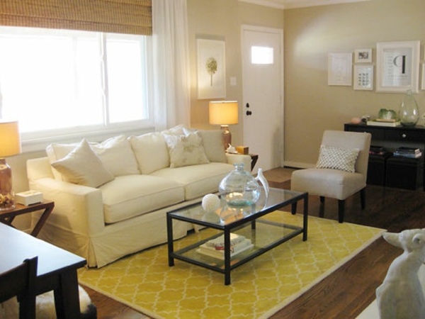 schönes-Wohnzimmer-mit-einem-Teppich-in-Gelb
