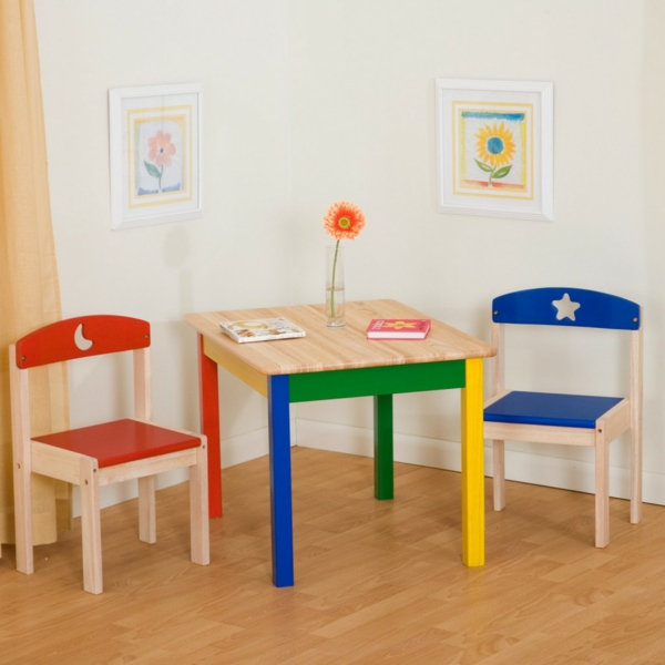 schönes-design-kindertisch-und-stühle-kinderzimmer