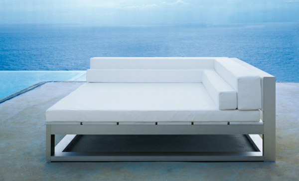schönes-weißes-sofa - ganz neben dem blauen meer