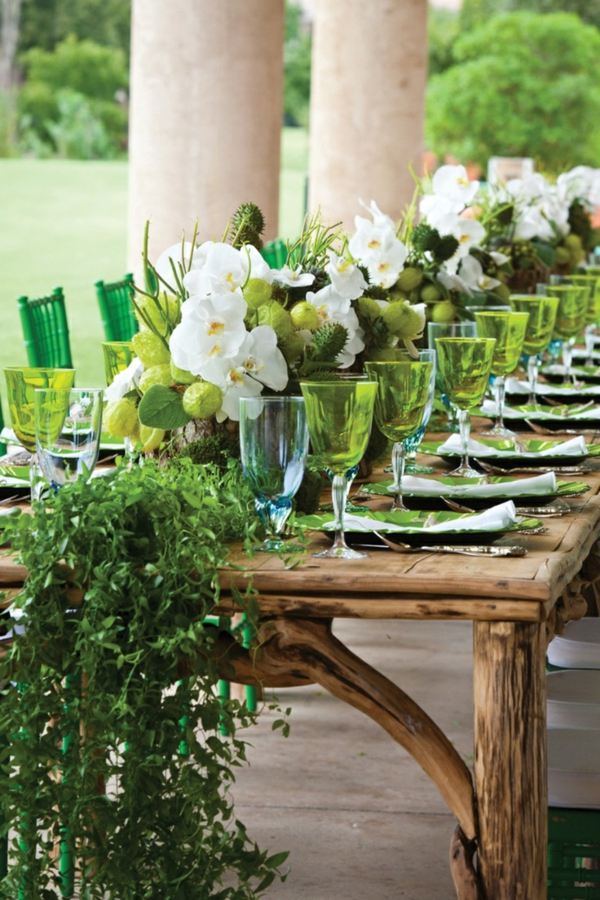 stilvolle-Tischdeko-in-Grün-und-Weiß