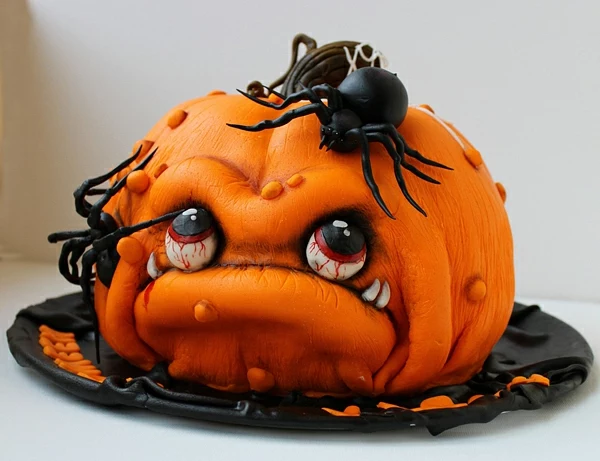 super-interessante-halloween-torte-kürbis-mit-spinnen