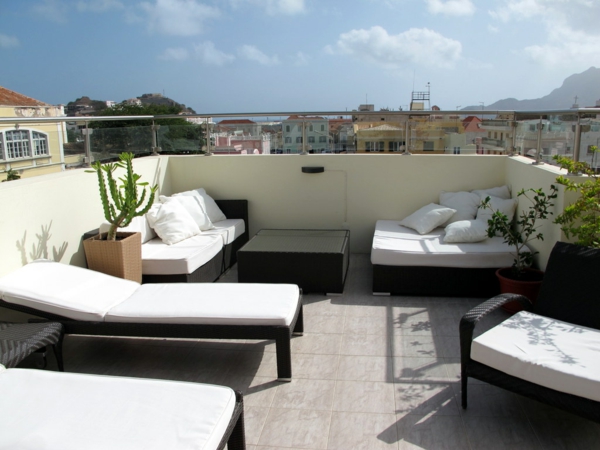 super-schöne-terrasse-auf-dem-dach-mit-loungemöbeln