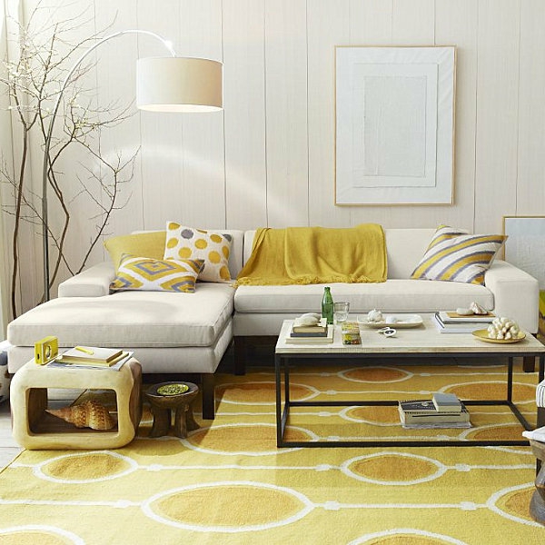 super-schöner-Teppich-in-gelber-Farbe-weiße-Wände