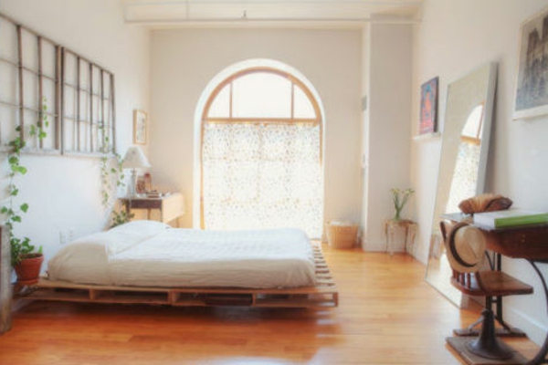 super-schönes-schlafzimmer-mit-einem-bett-aus-paletten
