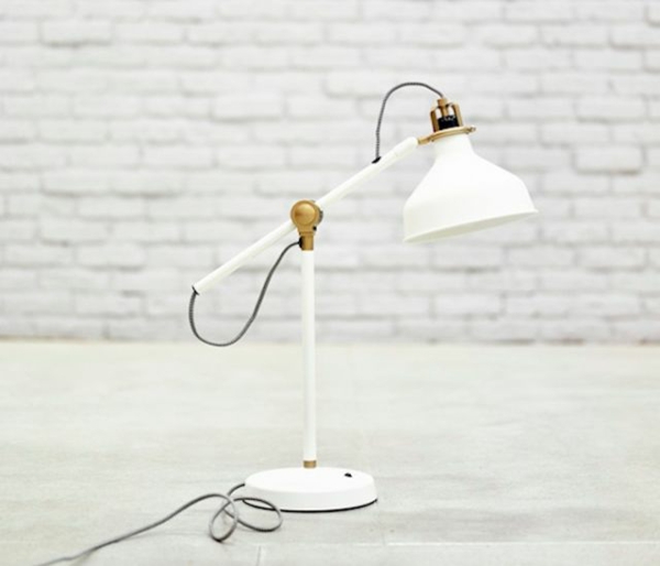 tolle-weiße-Lampe-für-den-Schreibtisch