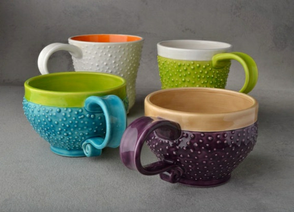 vier-lustige-Tassen-aus-Porzellan-in-schönen-farben