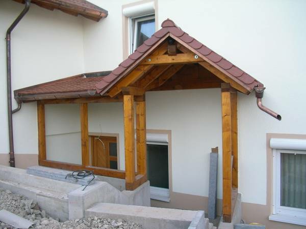 vordach-Holzvordach-über-der-Eingangstür-