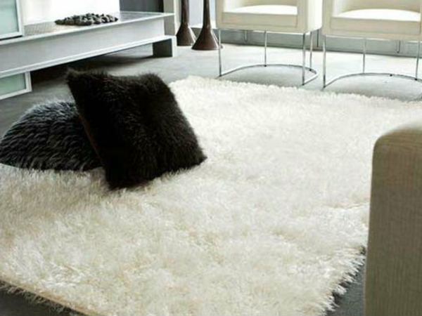 weicher-weißer-Teppich-Idee-für-die-Wohnung-schwarze-Kissen