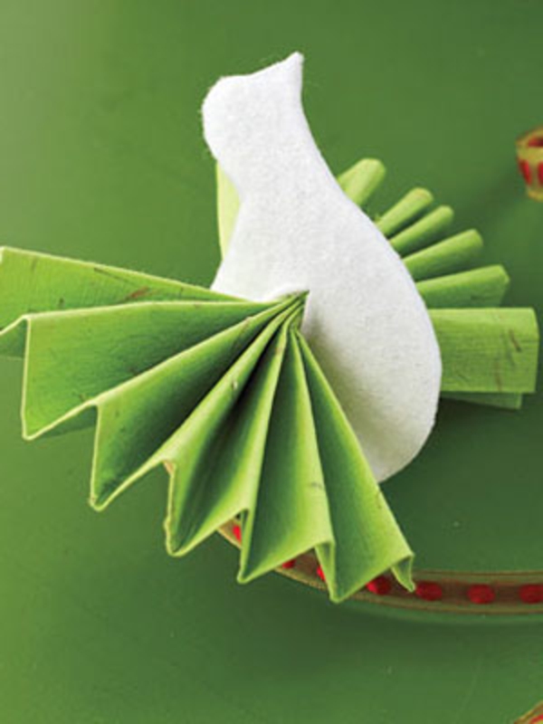 weisse-taube-mit-grünen-papierflügeln