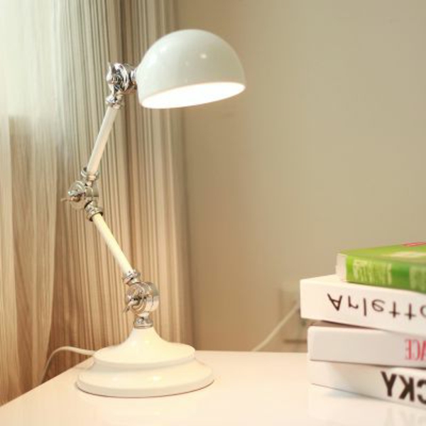 weiße-Lampe-für-den-Schreibtisch