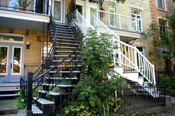 weiße-und-schwarze-treppen-architekturideen-exterior-design