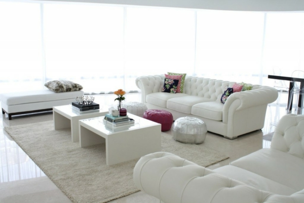 weißes-Wohnzimmer-mit-weißem-Teppich