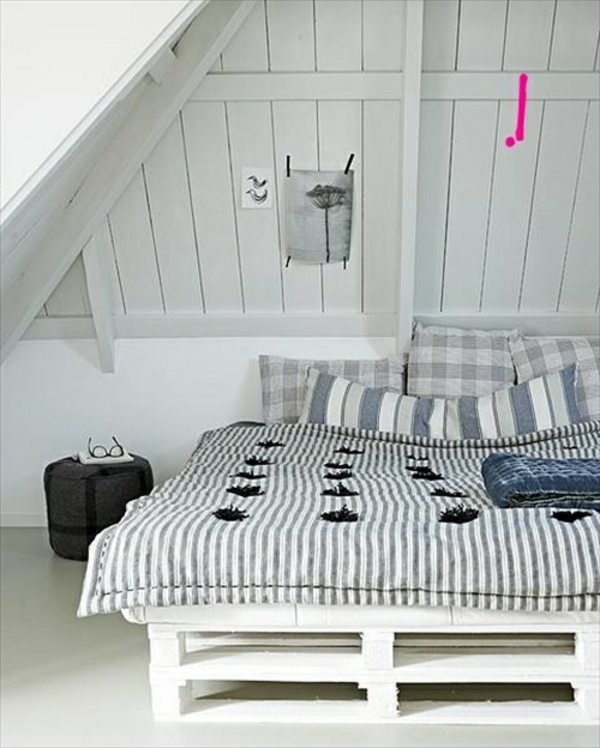 weißes-schlafzimmer-mit-einem-bett-aus-palleten